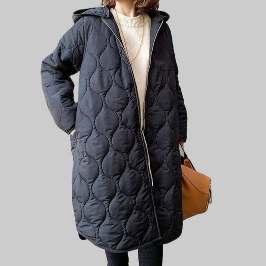 PRISCILLA™ | PARKA CON CAPUCHA Y DETALLES CUIDADOSOS